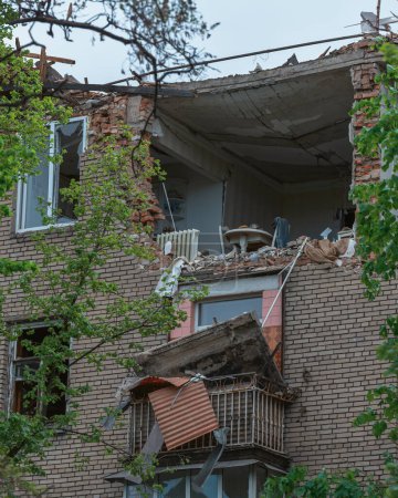 Un missile russe a frappé un bâtiment résidentiel dans la ville de Dnepr, en Ukraine. Immeuble endommagé après une attaque massive de missiles le 19 / 04 / 24. Des cicatrices de guerre. Conséquences de l'attaque