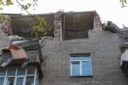 Foto de Un misil ruso golpeó un edificio residencial en la ciudad de Dnepr, Ucrania. Edificio de apartamentos dañado después de un ataque masivo con misiles el 19 / 04 / 24. Cicatrices de guerra. Consecuencias del ataque - Imagen libre de derechos
