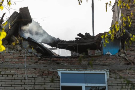 Un misil ruso golpeó un edificio residencial en la ciudad de Dnepr, Ucrania. Edificio de apartamentos dañado después de un ataque masivo con misiles el 19 / 04 / 24. Cicatrices de guerra. Consecuencias del ataque