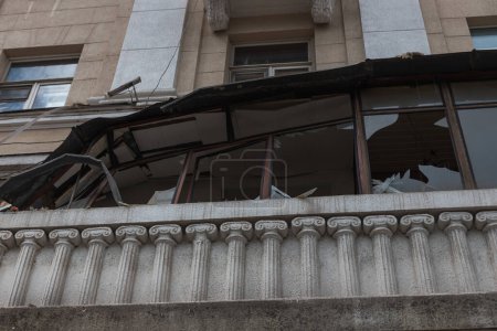 Un missile russe a frappé un bâtiment résidentiel dans la ville de Dnipro, en Ukraine. Immeuble endommagé après une attaque massive de missiles le 04.19.24. Des cicatrices de guerre. Conséquences de l'attaque