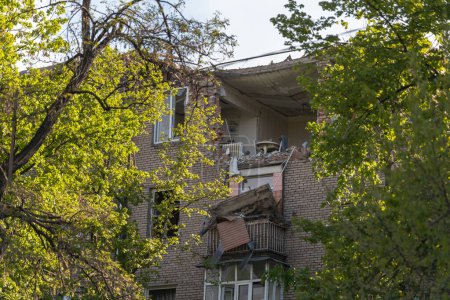 Eine russische Rakete hat ein Wohnhaus in der ukrainischen Stadt Dnipro getroffen. Beschädigtes Wohnhaus nach einem massiven Raketenangriff am 19.04.24. Kriegsnarben. Folgen des Angriffs