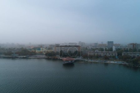Téléchargez les photos : Vue aérienne de la ville de Dnipto, Ukraine dans le brouillard. Paysage urbain. Vue panoramique. Foggy metropolis. Ville fantôme. Coup de feu atmosphérique. - en image libre de droit