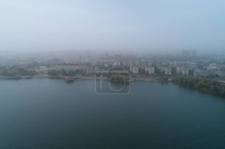Vista aérea de la ciudad de Dnipto, Ucrania en niebla. Paisaje urbano. Vista panorámica. Metrópolis brumosa. Pueblo fantasma. Tiro atmosférico.