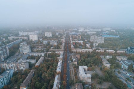 Vista aérea de la ciudad de Dnipto, Ucrania en niebla. Paisaje urbano. Vista panorámica. Metrópolis brumosa. Pueblo fantasma. Tiro atmosférico.