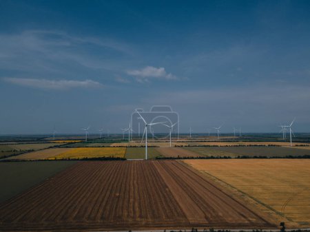 Central eólica en un campo verde. Futuro de energía limpia. Fotografía desde arriba. Energía en Ucrania.