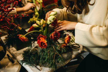 Foto de Mujeres que trabajan en una florería. DIY de cómo hacer un ramo. Concepto de taller floral. - Imagen libre de derechos