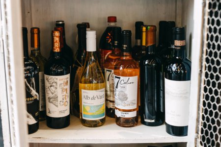 Téléchargez les photos : Collecte de bouteilles de vin moldave. Différentes bouteilles de vin fabriquées en Moldova. - en image libre de droit