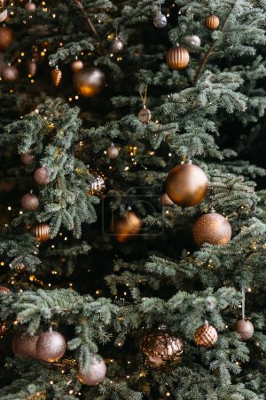 Téléchargez les photos : Arbre de Noël décoré de boules brunes. - en image libre de droit