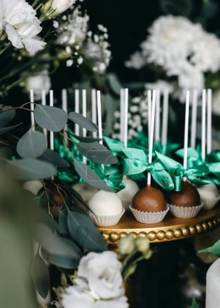 Foto de Pastel de chocolate estallido decorado con lazos de cinta verde. - Imagen libre de derechos