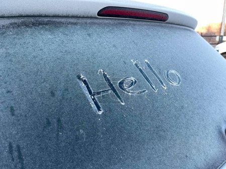 Téléchargez les photos : Bonjour mot écrit à la main sur un gel sur la fenêtre de la voiture. - en image libre de droit