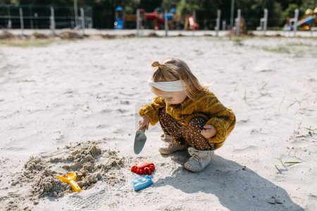 Foto de Niño jugando en la arena en un parque infantil, solo. - Imagen libre de derechos
