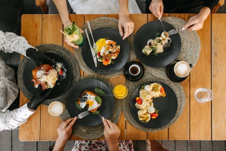 Téléchargez les photos : Vue aérienne d'un brunch à tartiner avec divers plats et boissons sur une table en bois. - en image libre de droit