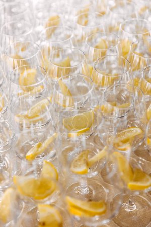 Téléchargez les photos : Beaucoup de verres vides avec des tranches de citron. - en image libre de droit