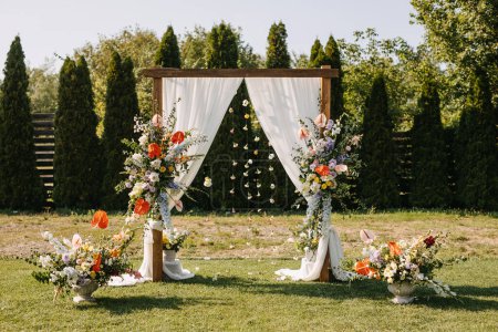 Téléchargez les photos : Arc de mariage floral à l'extérieur. - en image libre de droit