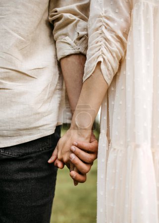 Foto de Una imagen tierna: una pareja está cerca, las manos entrelazadas, un símbolo de su vínculo. - Imagen libre de derechos