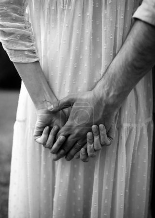 Foto de Una foto en blanco y negro que captura un momento tierno: dos manos de hombre y mujer, abrazándose suavemente. - Imagen libre de derechos