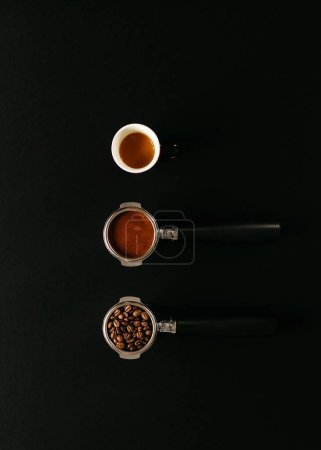 Téléchargez les photos : Une composition top-down propose du café en différentes étapes : grains, moulu et expresso, le tout sur fond noir. - en image libre de droit