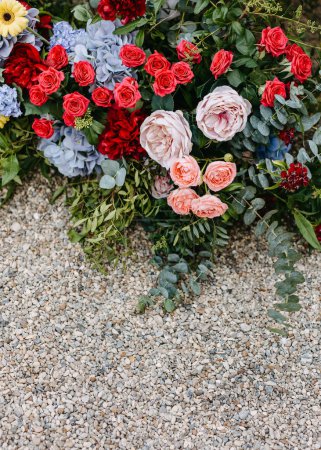 Foto de Un colorido arreglo floral sobre un fondo de grava. - Imagen libre de derechos
