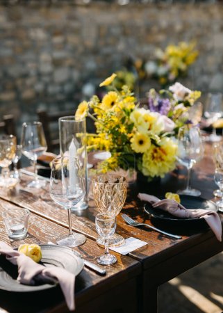 Foto de Elegante mesa de boda con una paleta de colores natural. - Imagen libre de derechos