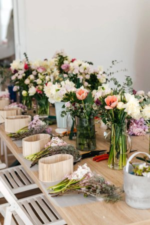 Téléchargez les photos : Espace de travail fleuri avec fleurs fraîches coupées. - en image libre de droit