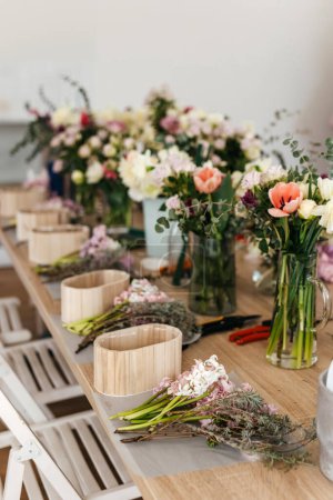 Arreglo floral espacio de trabajo con flores frescas cortadas.