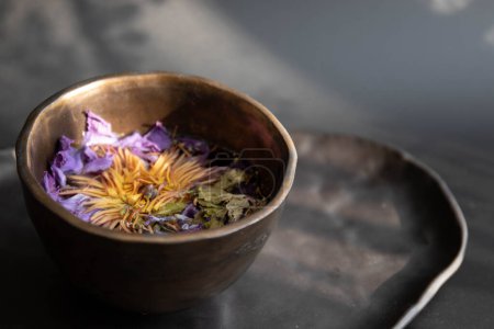 Foto de Té de loto púrpura seco en una taza de té de cerámica de cobre - Imagen libre de derechos
