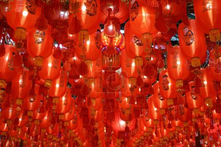Linterna roja con guion chino para la buena suerte en el templo chino