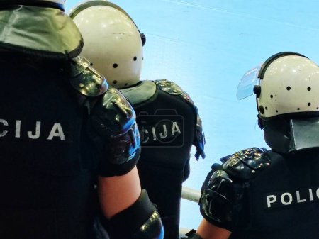 Foto de Protección policial (Sobre una política balcánica) en un evento deportivo - la policía en espera - Imagen libre de derechos