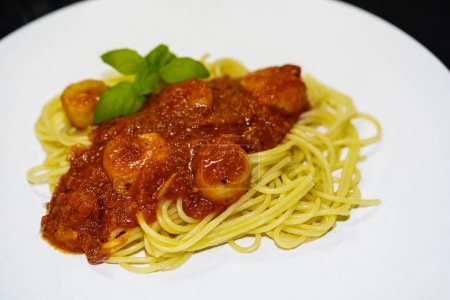 Foto de Espaguetis Rigate - pasta italiana con vieiras y camarones - Imagen libre de derechos