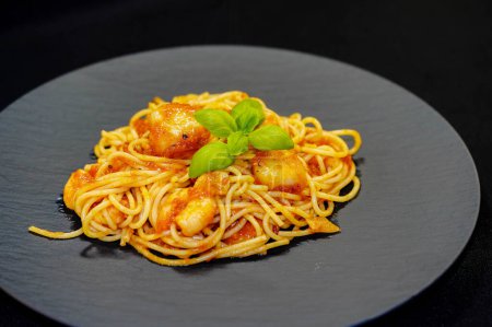 Foto de Espaguetis Rigate - pasta italiana con vieiras y camarones - Imagen libre de derechos