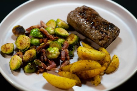 Foto de Rosemary lamb filet with healthy vegetables - Imagen libre de derechos