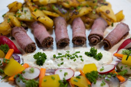 Téléchargez les photos : Roastbeef aux pommes de terre frites et sauce Remoulade - en image libre de droit