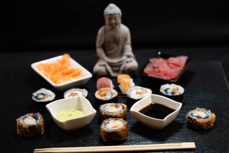 Foto de Diferentes clases de asia mariscos sushi en una pizarra - Imagen libre de derechos