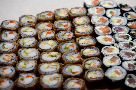 Foto de Diferentes clases de asia mariscos sushi en una pizarra - Imagen libre de derechos