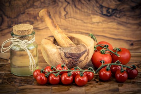 frischer Tomatenessig auf Olivenholz
