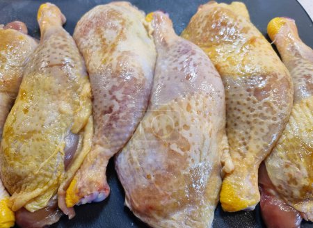 frisches Huhn mit Kräutern und Gewürzen