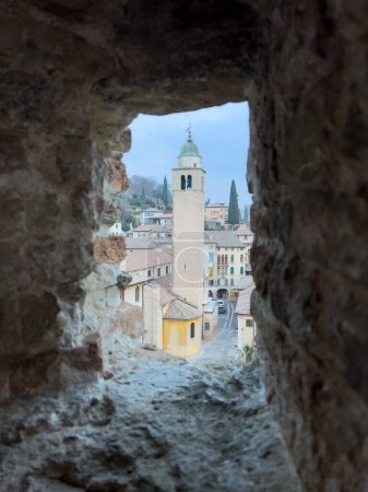 Foto de Vista superior de la ciudad de Asolo. Marco de roca, campanario y calles estrechas del pueblo italiano. Treviso - Imagen libre de derechos