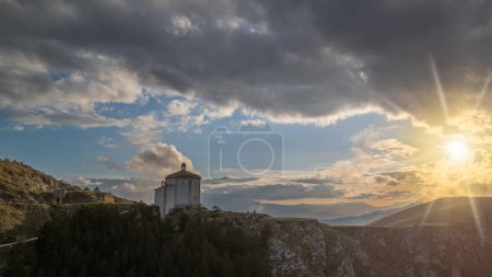 Rocca Calascio au coucher du soleil avec lumière chaude et nuages