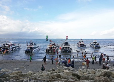 Téléchargez les photos : Bali,Indonesia - October 8 2022 : Old harbour to Nusa Pednida island at sanur beach,looks the speed boat are docking waiting for the passangers - en image libre de droit