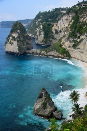 Diamond Beach, en la isla de Nusa Penida de Bali, con formación de acantilados blancos de belleza y playa de arena blanca durante el día
