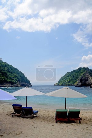 Playa de Atuh, en la isla de Nusa Penida de Bali, con paisaje de belleza y playa de arena blanca durante el día