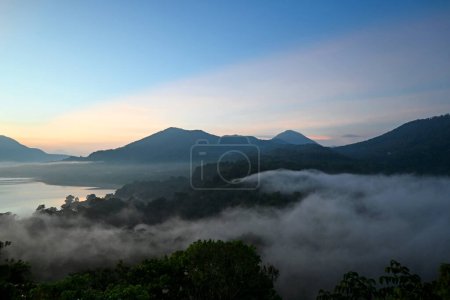 Vibraciones matutinas, durante el amanecer en la colina Wanagiri, en la regencia Buleleng de Bali-Indonesia