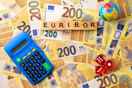 Mot EURIBOR est écrit en lettres en bois sur fond de billets de 200 euros, Globe, Calculatrice et dés. Copier la pâte. Photo de haute qualité