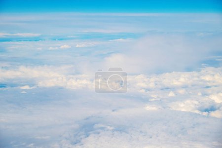Téléchargez les photos : Vue depuis Boeing 737 MAX 8 sur les nuages d'air blanc, ciel bleu clair. Photo de haute qualité - en image libre de droit