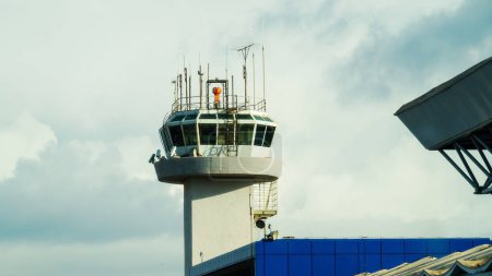 Foto de Kerkyra, Grecia - 09 29 2022: Vista en el aeropuerto de Corfú En la torre de control de tráfico aéreo en el día nublado. Foto de alta calidad - Imagen libre de derechos