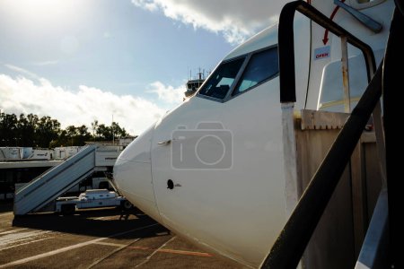 Foto de Kerkyra, Grecia - 09 29 2022: Vista en el aeropuerto de Corfú En la nariz blanca de Boeing en tiempo soleado. Foto de alta calidad - Imagen libre de derechos