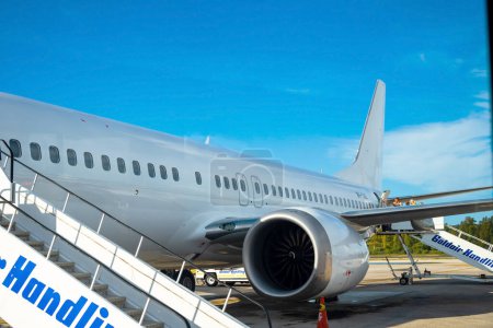 Foto de Kerkyra, Grecia - 09 29 2022: Vista en el aeropuerto de Corfú En cola de avión blanco de Boeing en tiempo soleado. El avión está listo para embarcar pasajeros. Foto de alta calidad - Imagen libre de derechos