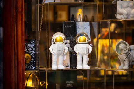 Téléchargez les photos : Barcelona, Spain - May 26 2022: Small Souvenir Shop In Gothic Quarter. Cute Astronauts in Spacesuits. High quality photo - en image libre de droit