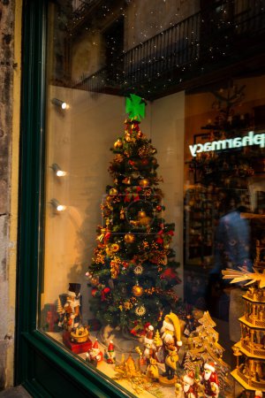 Téléchargez les photos : Barcelona, Spain - May 26 2022: Small Souvenir Shop In Gothic Quarter. Souvenirs On Christmas Theme And Nutcracker. High quality photo - en image libre de droit