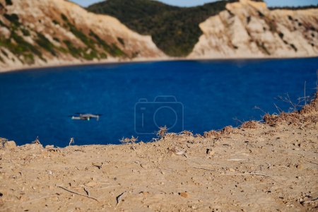 Téléchargez les photos : Sandy Cliff of Mountain est en vue. Vue panoramique depuis Arkoudilas Point de vue Plage de sable, Montagnes, Mer Ionienne Corfou, Grèce. Drone s'est écrasé au-dessus du sol pour prendre des photos de Scenic Spot. Photo de haute qualité - en image libre de droit